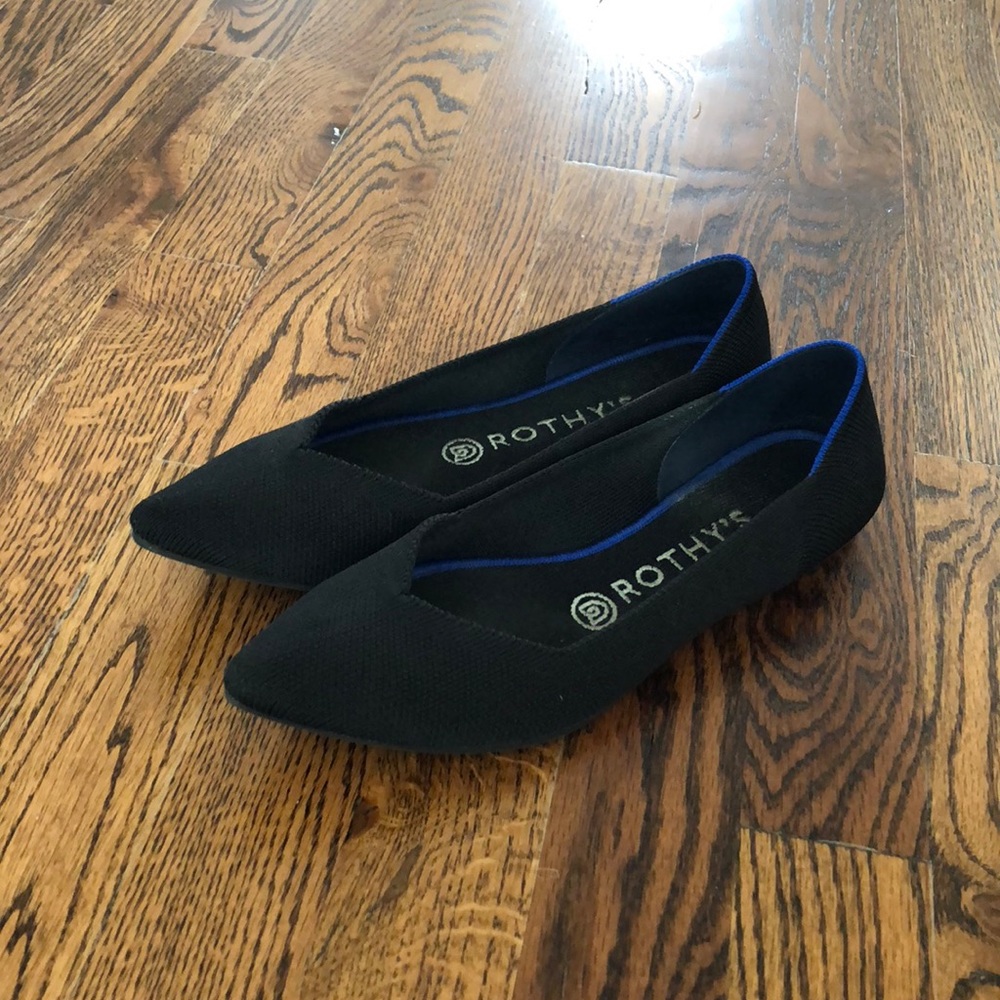 Size 7 Black Rothy’s with adorable pointed toe